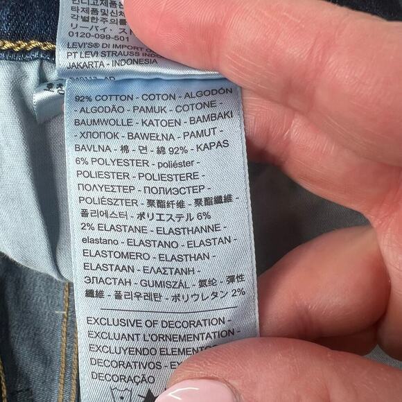 Levi Strauss & Co. Women's High Rise Jean Shorts Size 29 Dark Wash Raw Hem - Picture 6 of 6